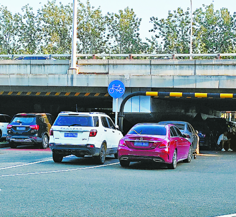 这些桥洞下若何横三竖四停满了车？